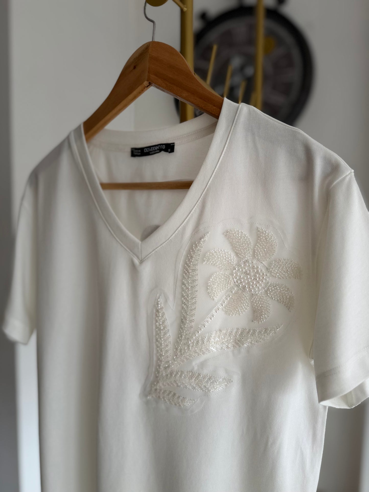 Beyaz V Yaka Flower Boncuk İşleme Tshirt