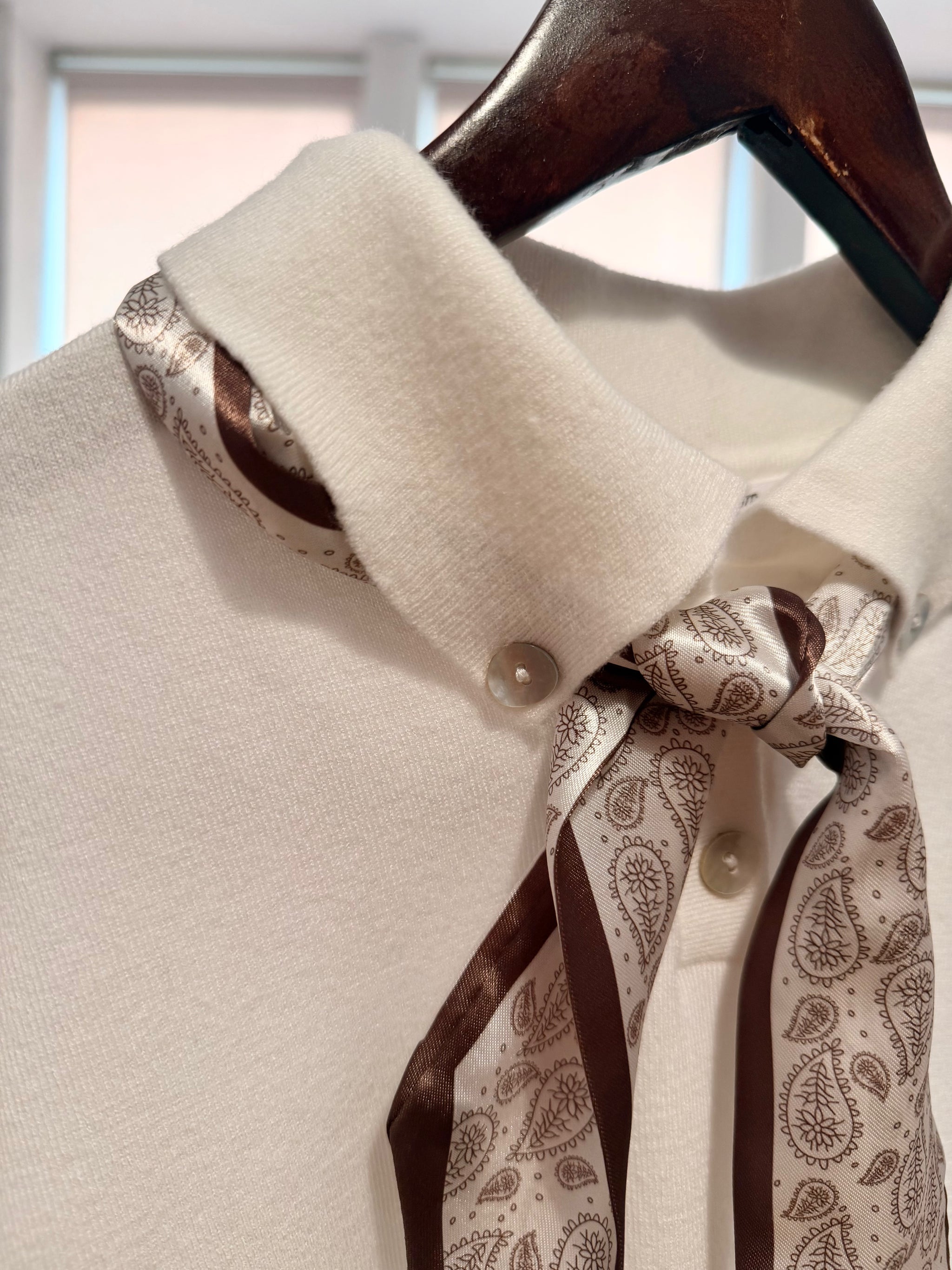 Ekru Saten Fularlı Kısa Kol Kadın Kazak