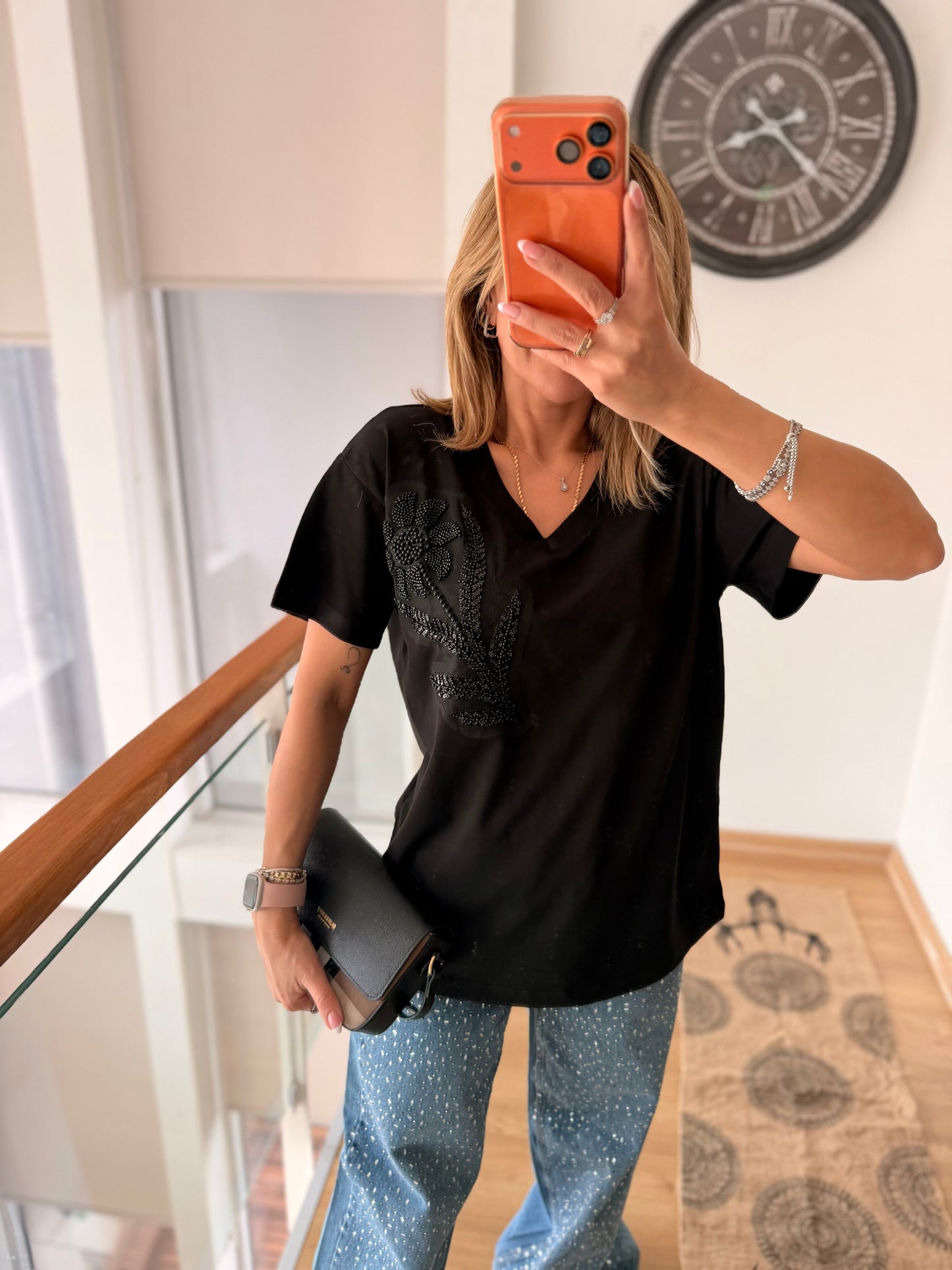 Siyah V Yaka Flower Boncuk İşleme Tshirt