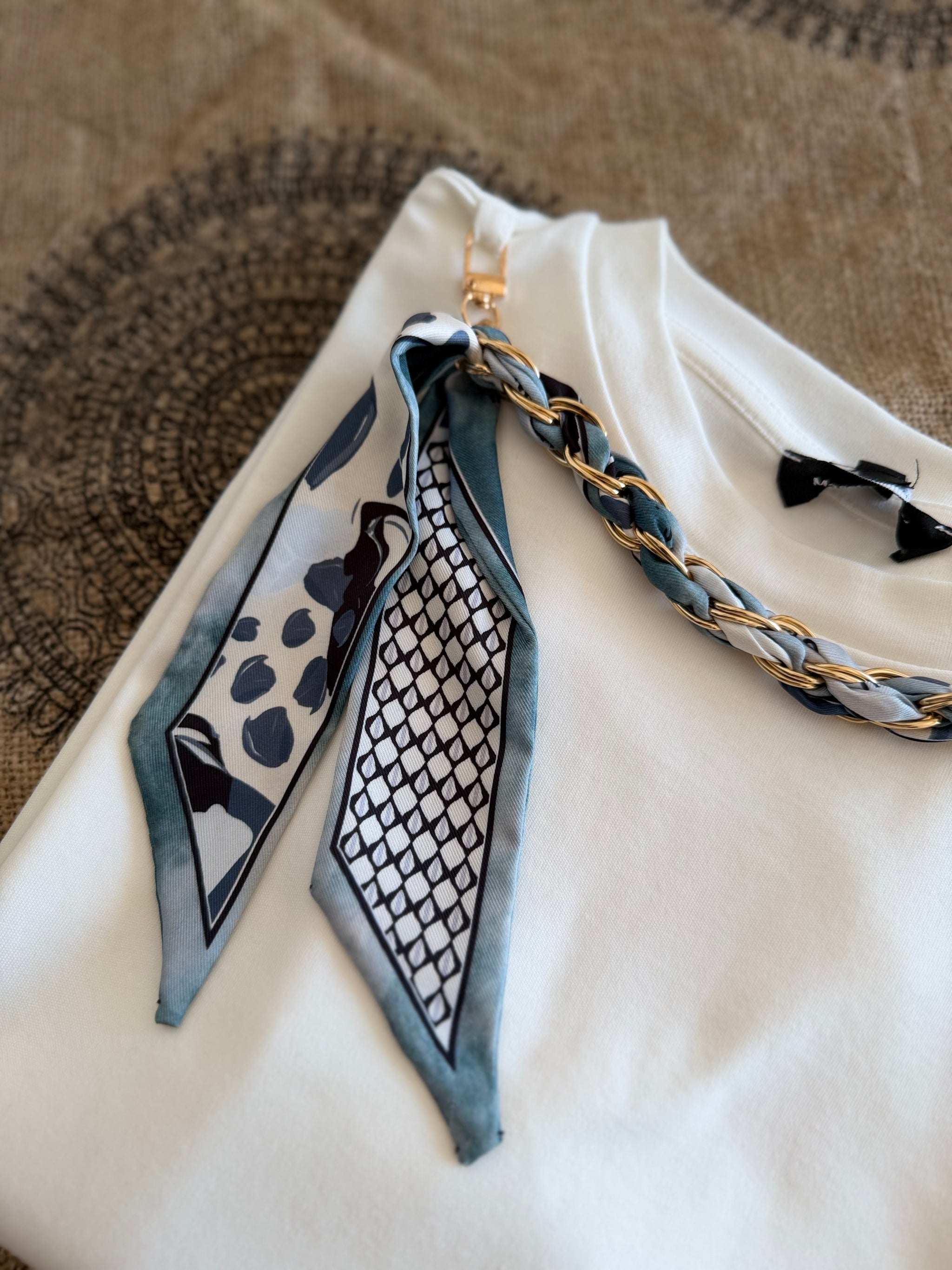 Zincir Mavi Şal Aksesuarlı Beyaz Tshirt