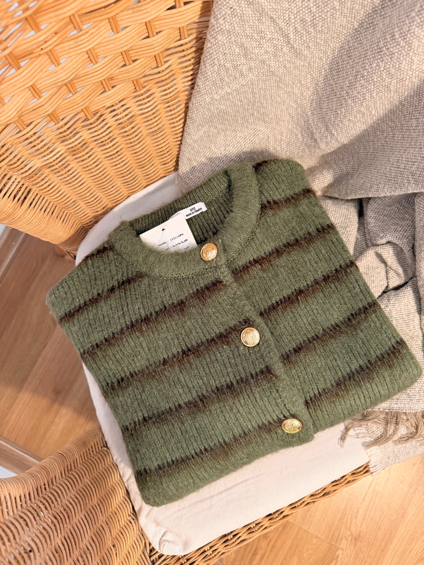 Pastel Yağ Yeşili Gold Düğmeli Hırka